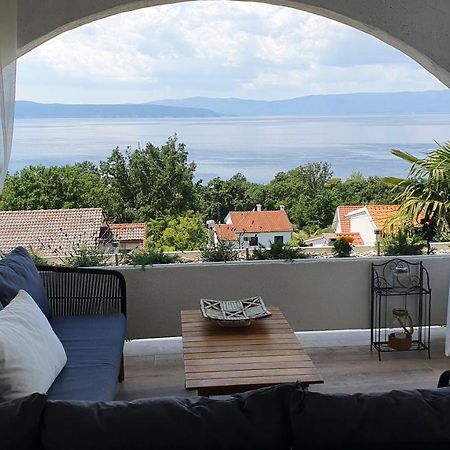 Divine View Apartma Njivice Extérieur photo