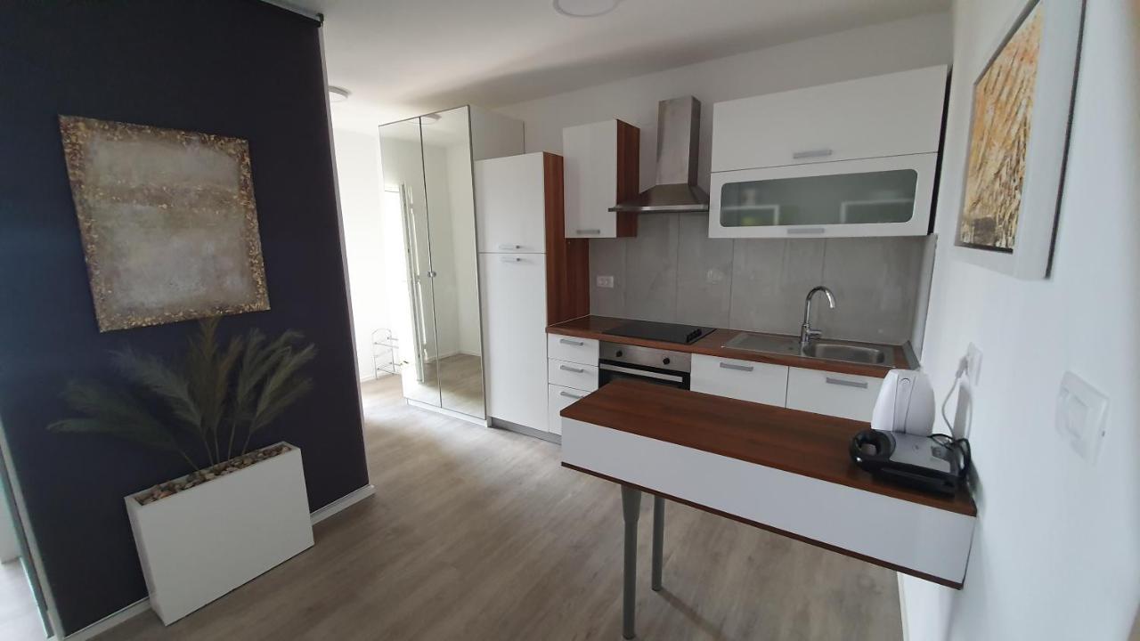 Divine View Apartma Njivice Extérieur photo