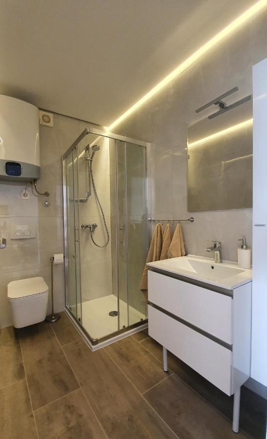 Divine View Apartma Njivice Extérieur photo