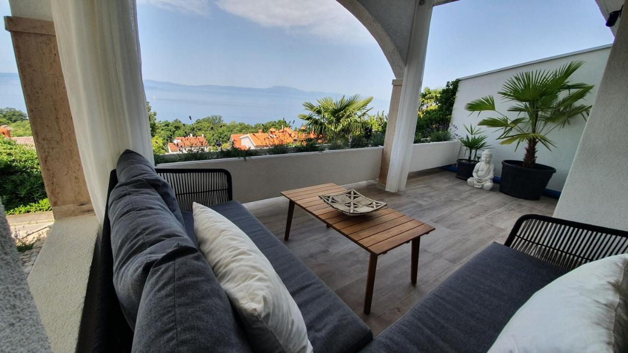 Divine View Apartma Njivice Extérieur photo